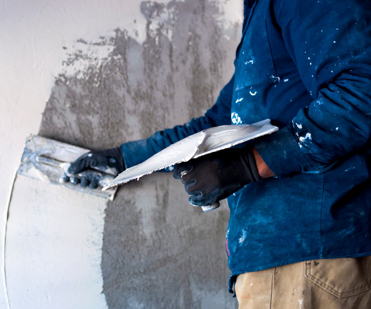 ravalement de façade et matériaux - application d'enduit par un maçon